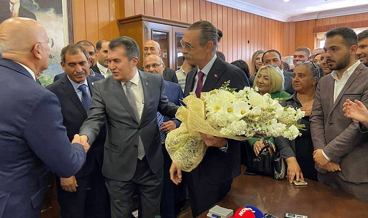 Erdal Beşikçioğlu, mazbatasını alıp göreve başladı