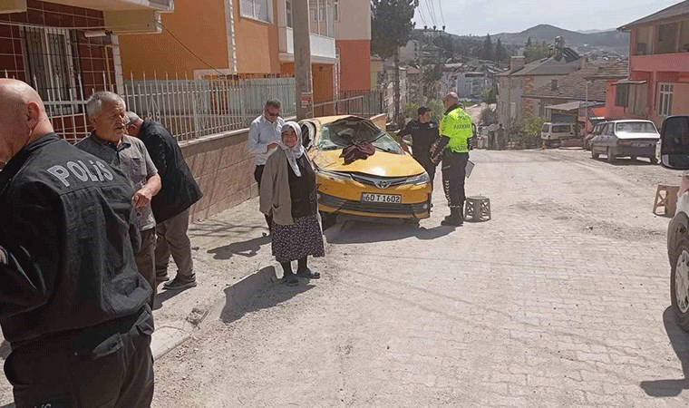 Yokuş aşağı inen taksi takla attı: Yolcu yaralandı