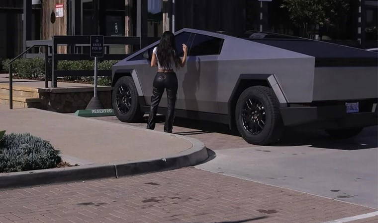 Kim Kardashian 100 bin dolarlık Tesla Cybertruck ile kahve almaya gitti