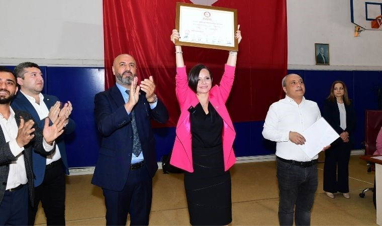 Karabağlar’da başkan seçilen CHP’li Kınay mazbatasını aldı