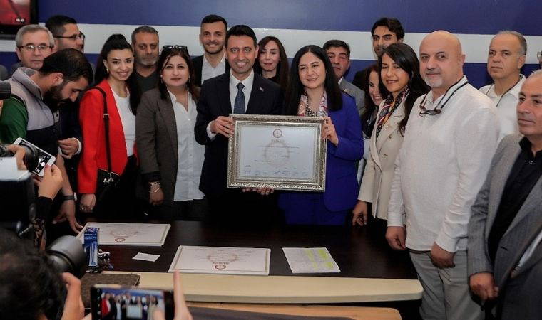 Bayraklı’da Başkan Önal mazbatasını aldı