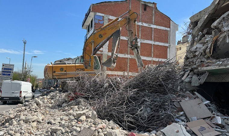 Avcılar'da bir binanın balkonlarında yan duvar olarak bitişik binanın duvarı kullanılmış