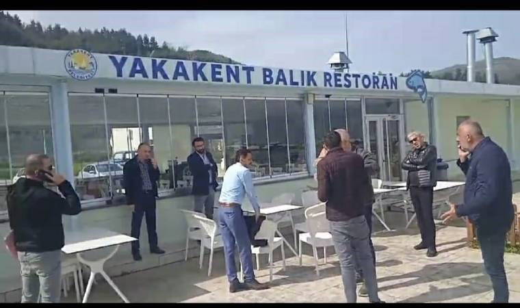 Kaybeden başkan masa sandalyeleri topladı