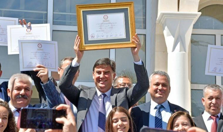 Başkan Karaca alkışlarla mazbatasını aldı