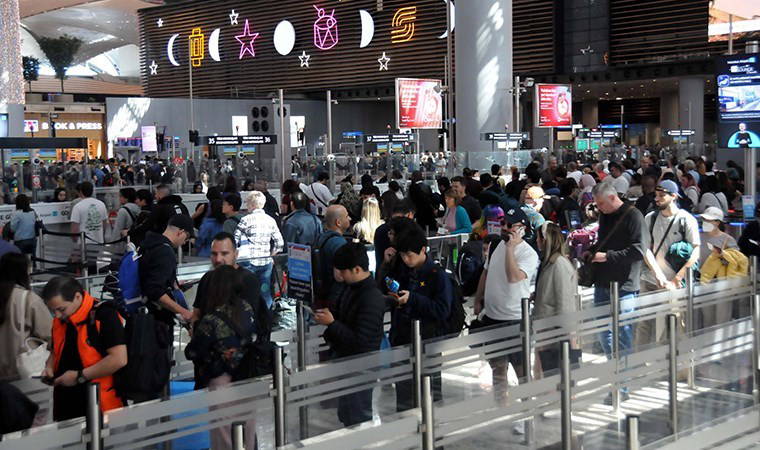 İstanbul Havalimanı'nda bayram tatili yoğunluğu: 'Bilet bulmakta zorluk yaşadık'