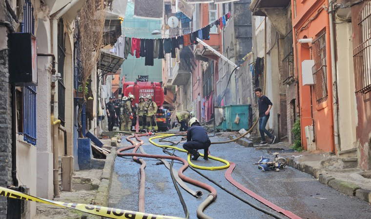 Beyoğlu’nda yangında can pazarı: Binalardan alevler yükseldi, içeride mahsur kalanlar oldu!