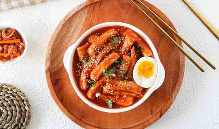 Kore mutfağının vazgeçilmez sokak lezzeti: Enfes Tteokbokki tarifi...