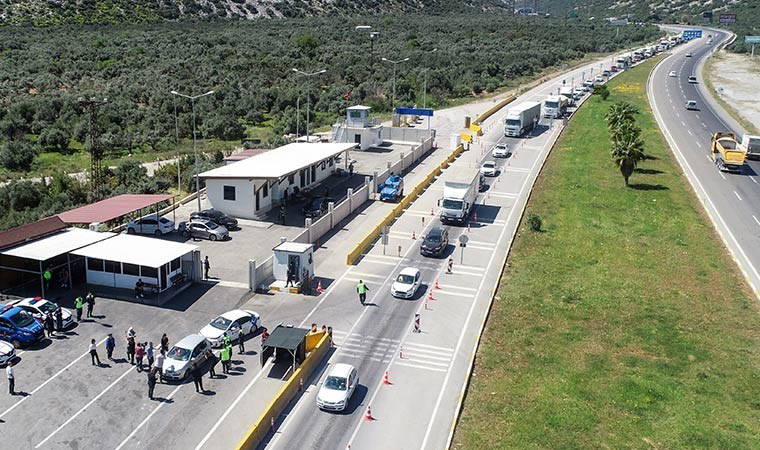 Antalya girişinde kilometrelerce uzunlukta araç kuyruğu