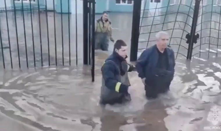 Rusya’da baraj kısmen yıkıldı: Binlerce ev sular altına kaldı