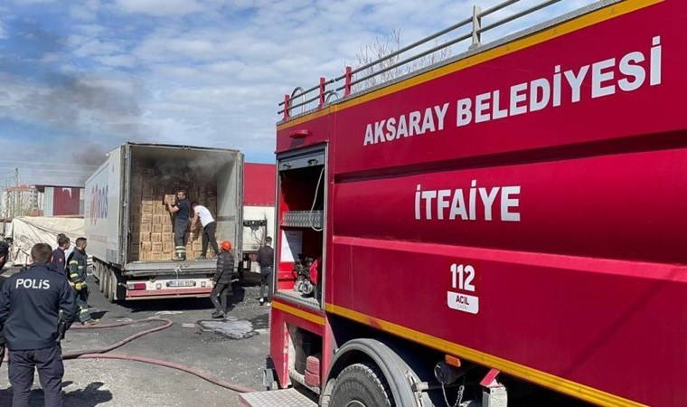 Mangal kömürü yüklü TIR dorsesinde yangın paniği