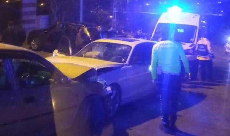 İki otomobil kafa kafaya çarpıştı: Yaralılar var!