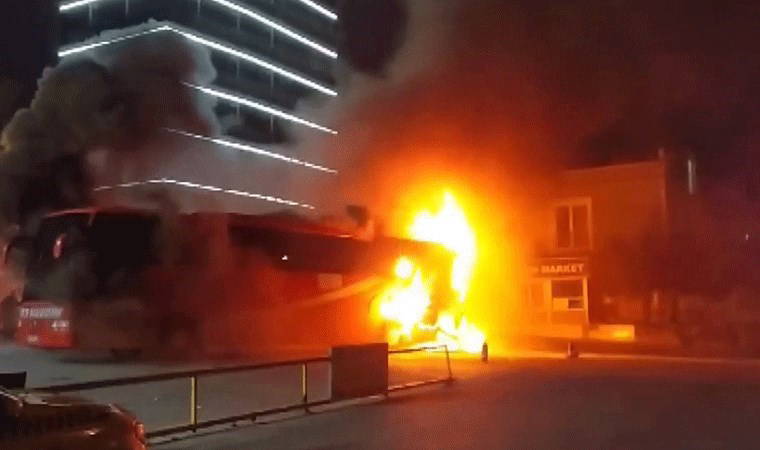 Ümraniye Dudullu Otogarı'nda otobüs alev alev yandı
