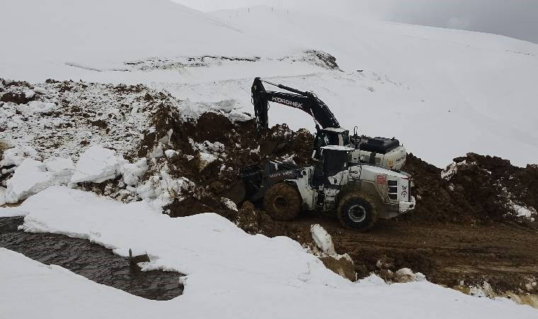 11 köy ve mezranın ulaşımını sağlıyor... Heyelan nedeniyle ulaşıma kapandı!