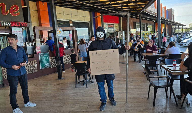 Düzce'de ilginç olay... Maske takıp ‘bana iş çıkarmayın’ pankartı ile sürücüleri uyardı