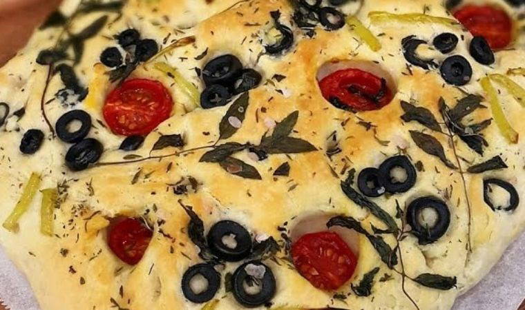 Ev yapımı focaccia ekmeği tarifi: İtalyan lezzetini sofranıza taşıyın!