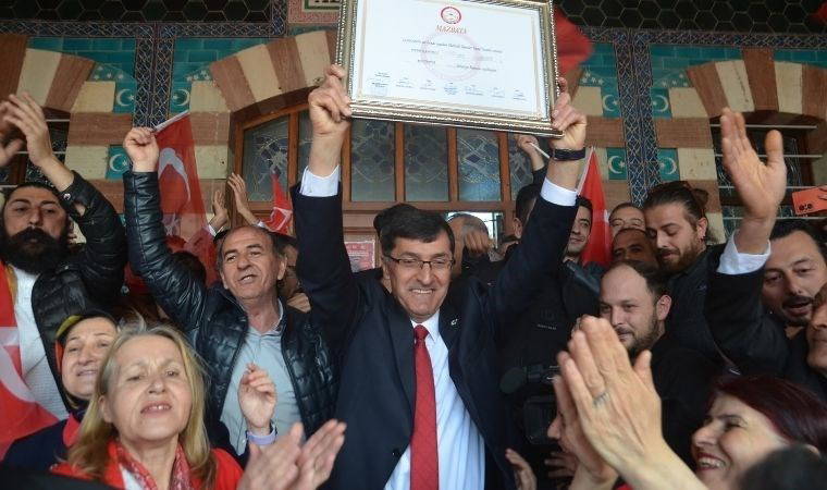 MHP'nin itirazı sonucu oylar yeniden sayılmıştı: Kütahya'da CHP'li başkan mazbatasını aldı