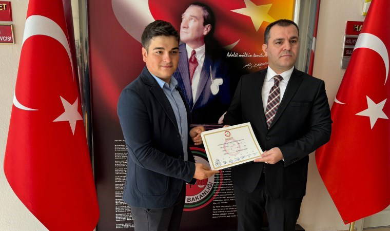 'Şirinler köyünün şirin muhtarı' mazbatasını aldı