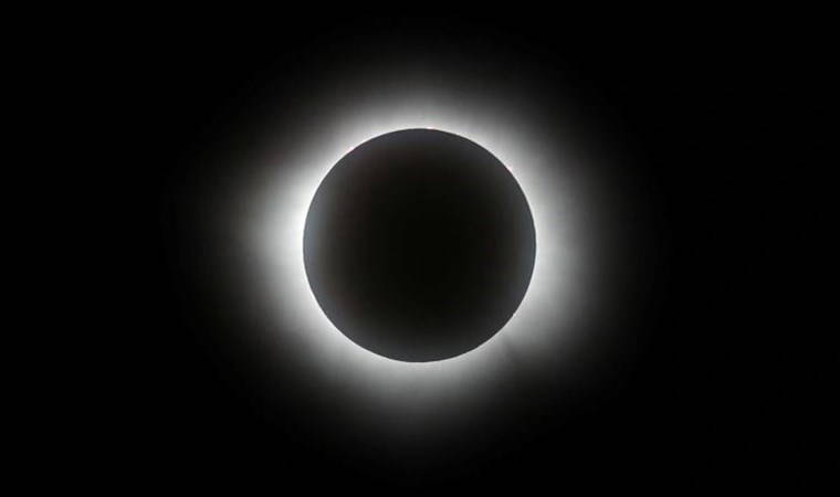 'İlk görüntüler geldi...' Tam güneş tutulması başladı!