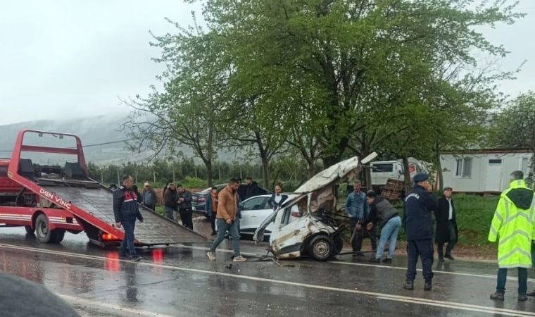 Gaziantep'te kamyonet ile otomobilin çarpışması can aldı!