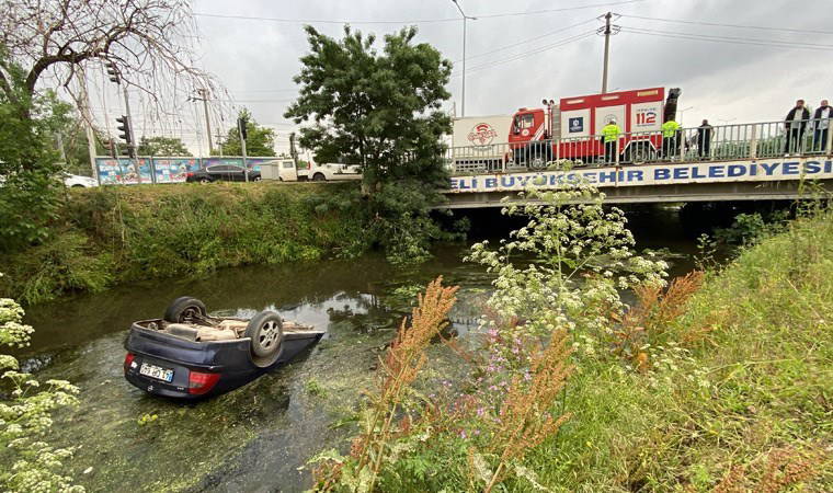 Otomobil dereye uçtu: Şantiye çalışanı kadını boğulmaktan kurtardı