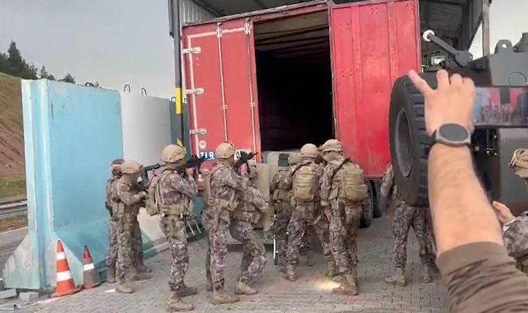 TIR’da uyuşturucu ile 17 kaçak göçmen yakalandı: Şoför tutuklandı