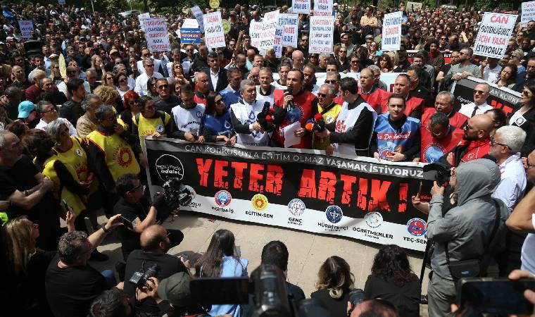Binlerce öğretmen öldürülen meslektaşları için alanda: Hesap verin
