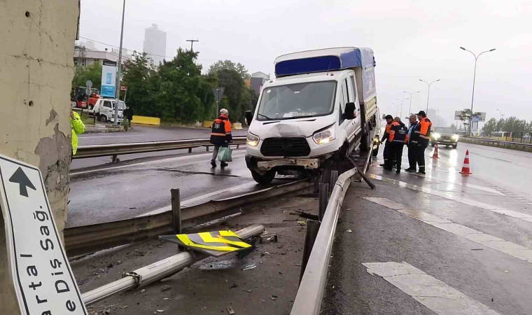 Kartal’da İBB’ye ait araç, bariyere ok gibi saplandı