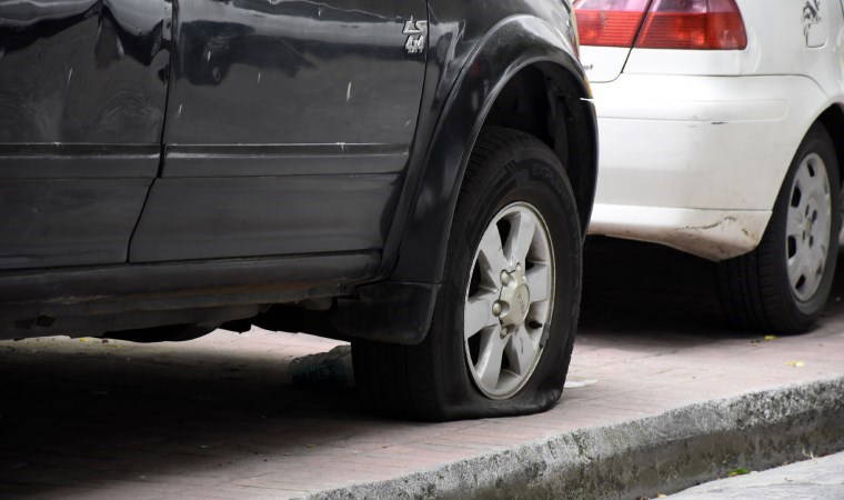 Beyoğlu’nda kaldırımda park halindeki 11 aracın lastiği bıçakla patlatıldı