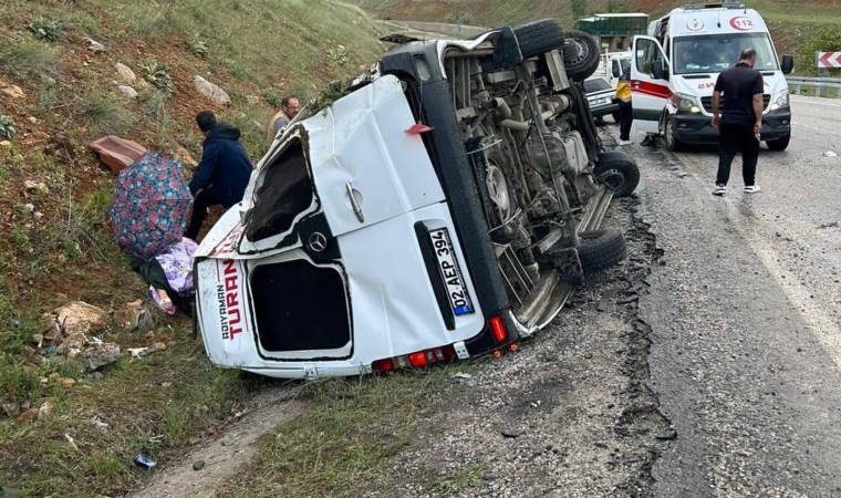 Malatya'da yolcu minibüsü devrildi: 1'i ağır 12 yaralı