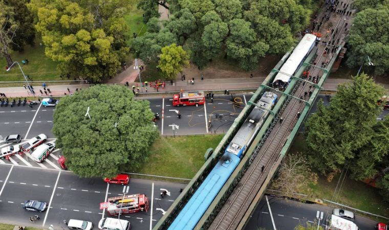 Arjantin'de yolcu treni boş trene çarptı: 90 yaralı