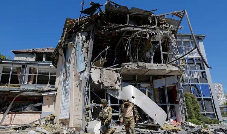 Ukrayna, kendi topraklarını hedef aldı: 5 kişi hayatını kaybetti