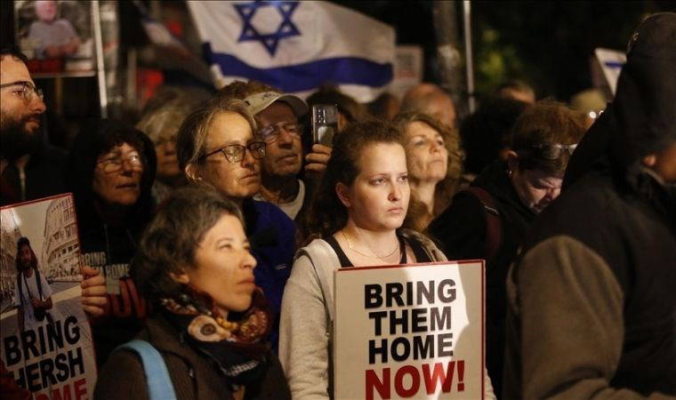 İsrailliler, esir takası anlaşması ve Netanyahu'nun istifası talebiyle sokaklara indi