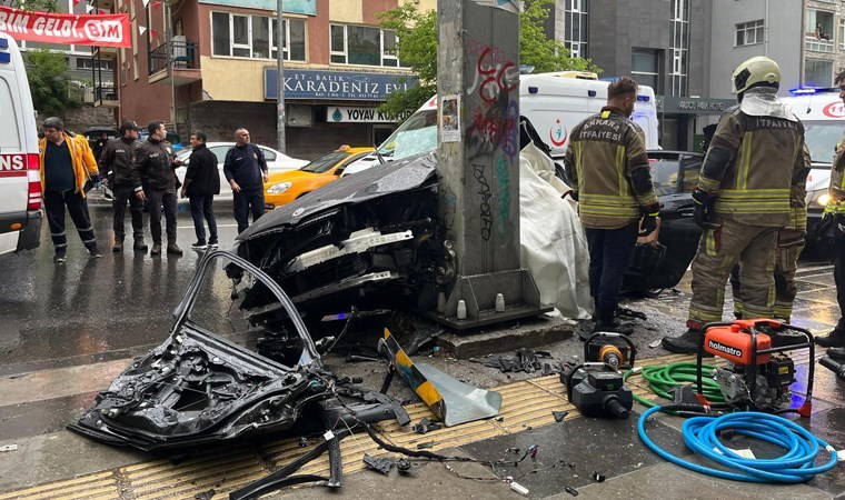 Ankara’da kontrolden çıkan araç direğe çarptı: 1 ölü, 4 yaralı