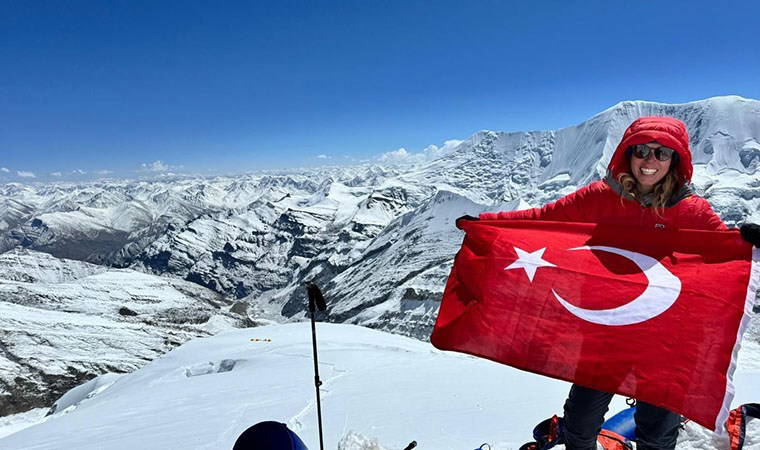 Everest'in zirvesinde 3 derecelik suya giren Türk sporcu dünya rekoru kırdı