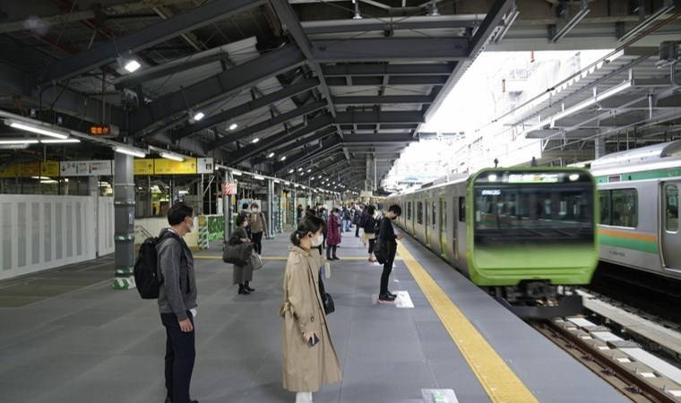 Trende yılan paniği: Yolcular tahliye edildi