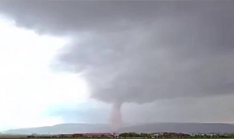 Erzurum'da hortum çatıları uçurdu