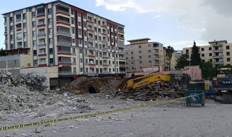 Gaziantep’te depremde ağır hasar alan bina yıkım sırasında çöktü
