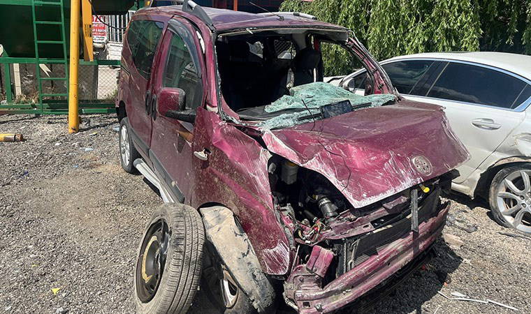 Hafif ticari araç köprü ayağına çarptı: 4 ölü, 1 yaralı