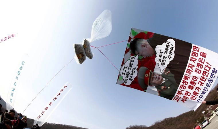 Aktivistler, Kuzey Kore'ye balon gönderdi: Kim Jong-un halkımızın düşmanıdır