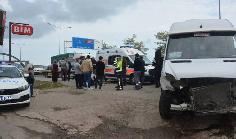 Tekstil işçilerini taşıyan servis minibüsü kaza yaptı: 10 yaralı