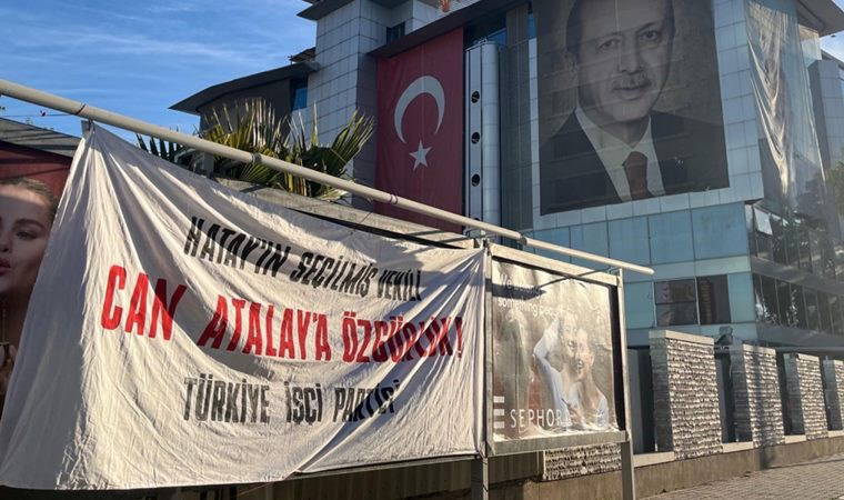 AKP il binası önüne Can Atalay pankartı astılar