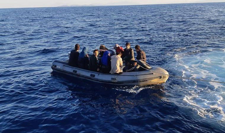 İzmir açıklarında 160 düzensiz göçmen yakalandı
