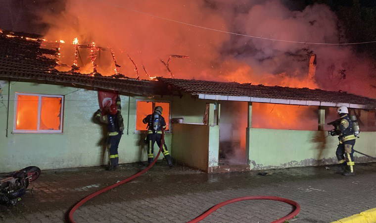 Alkollü şahıs, annesiyle içinde bulunduğu evi yaktı