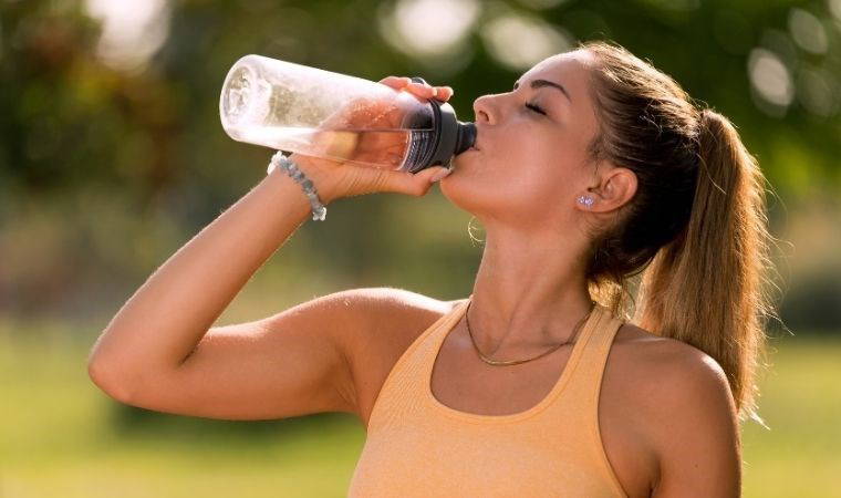 Geçmeyen boğaz ağrınızın nedeni su şişeniz olabilir! Lavabodan daha mikroplu...