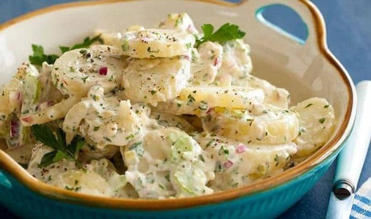 Çay saatlerinizi bu tarifle lezzetlendirin: Alman usulü patates salatası tarifi...