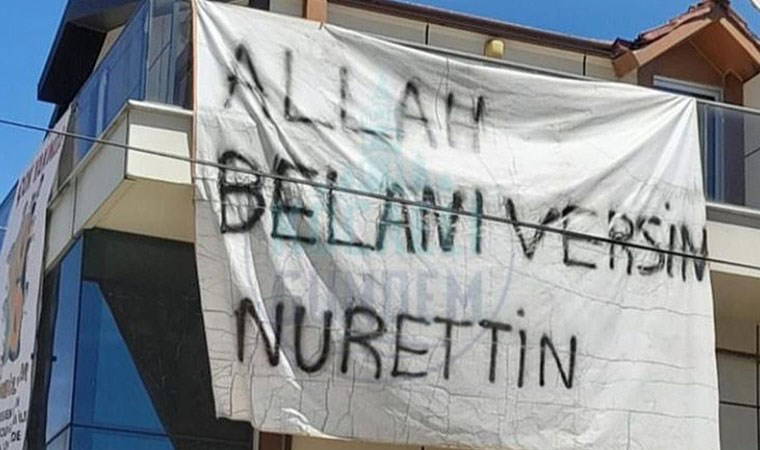 Binaya asılan dev pankartı gören dönüp bir daha baktı