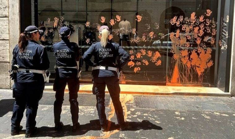İtalya'da iklim aktivistleri, lüks giyim mağazalarını boya dökerek protesto etti