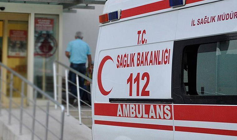 Çarpışan 2 araç şarampole devrildi: 3 yaralı