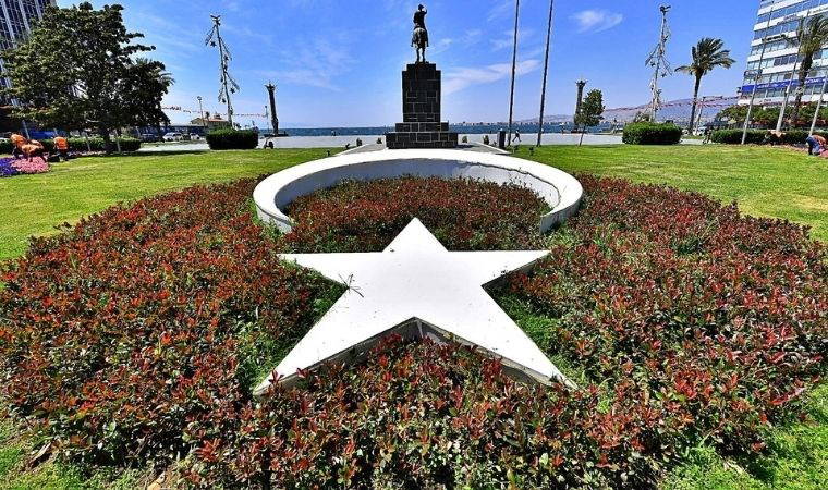 İzmir’in cadde ve meydanları çiçek açtı