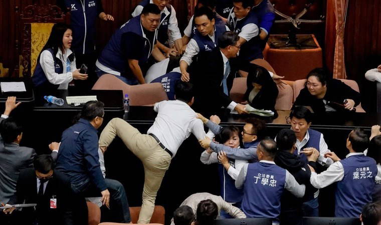 Tayvan Meclisi'nde 'reform' kavgası: Milletvekilleri birbirine girdi!